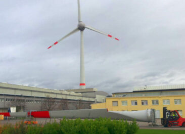 Enercon in Magdeburg: Besichtigung der Rotorblatt-Produktion mit E-126 auf dem Gelände