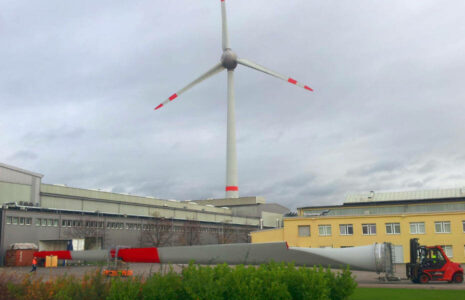 Enercon in Magdeburg: Besichtigung der Rotorblatt-Produktion mit E-126 auf dem Gelände