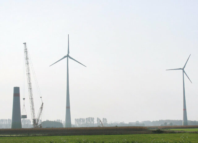 Ökorenta Erneuerbare Energien 10: Windkraftfonds mit mehreren Windparks, im Bild Enercon-Windkraftanlagen bei Renkenberge