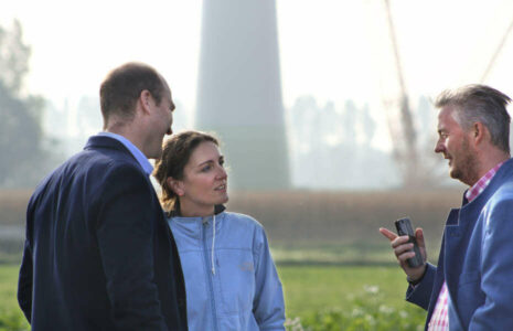 Ökorenta Erneuerbare Energien 10 - Sandra Horling mit Rose und Busboom von Ökorenta