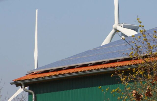 Solar-Aufdachanlage und Windkraftanlagen - Energiewende in Deutschland