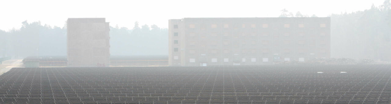Solarpark Groß Dölln bei Templin: Ehemalige russische Kaserne hinter First Solar Modulreihen