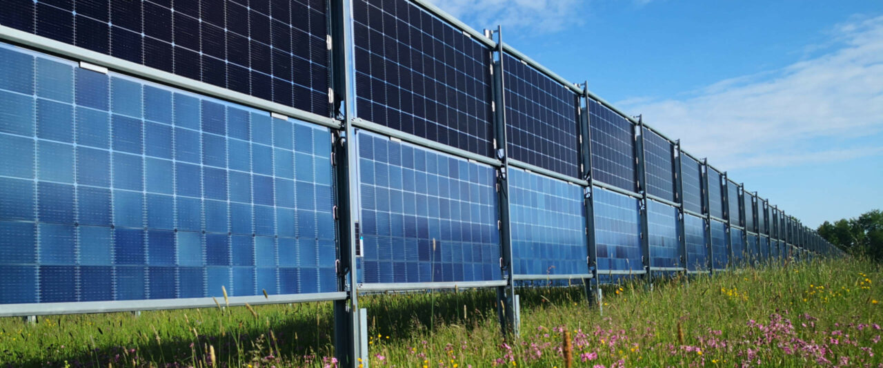 Vertikale Solaranlage mit Next2Sun-Modulen