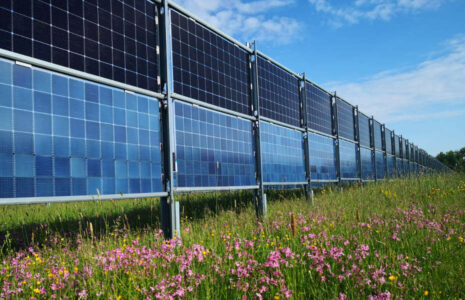 Vertikale Solaranlage mit Next2Sun-Modulen
